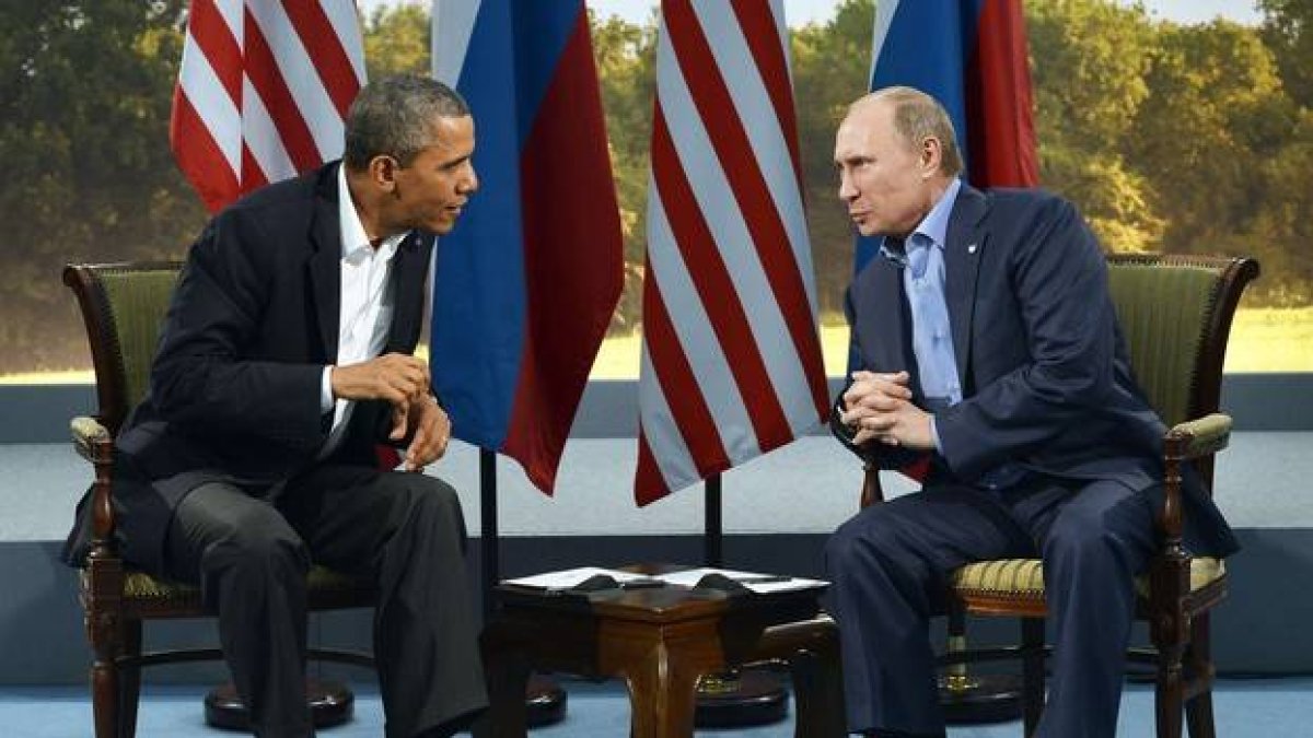 l presidente de Estados Unidos, Barack Obama, y su homólogo ruso, Vladimir Putin, en un encuentro en el Reino Unido en el 2013.-AFP / JEWEL SAMAD E