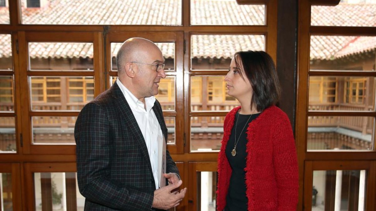 Jesús Julio Carnero y Pilar Vicente charlan en la Diputación de Valladolid.-ICAL