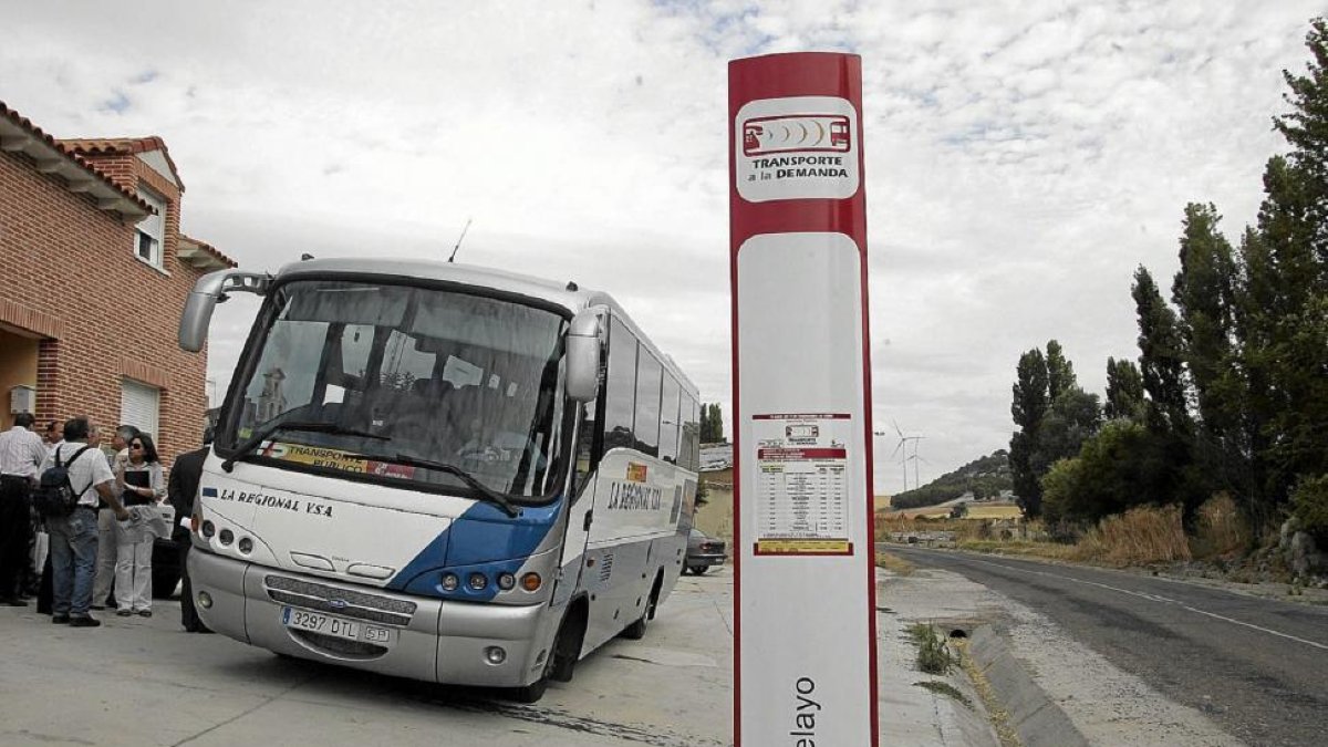 Inauguración de una de las líneas de transporte rural en el municipio de San Pelayo.-ICAL