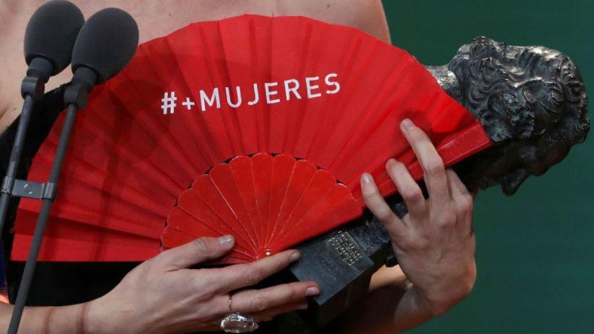 Detalle del abanico rojo de los premios Goya con el lema #MasMujeres.-REUTER / SUSANA VERA