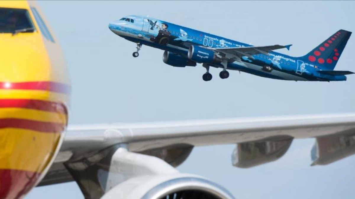 Un avión de la compañía Brussels Airlines despega de Zaventem tras abrirse el aeropuerto al tráfico aéreo.-BENOIT DOPPAGNE