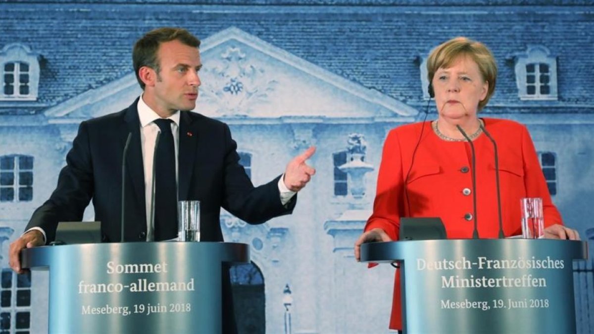 Macron y Merkel, durante su comparecencia ante la prensa, en la ciudad alemana de Meseberg.-LUDOVIC MARIN / AP