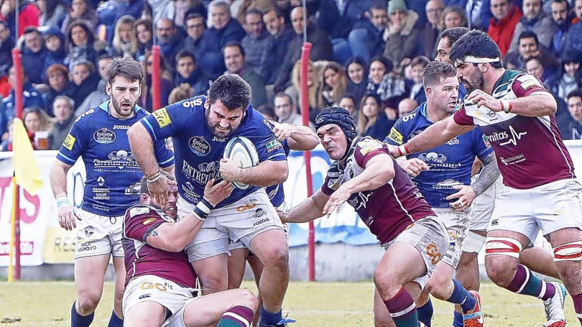 Alberto Blanco rompe con fuerza el placaje del jugador del Sanitas Alcobendas.-J. M. LOSTAU