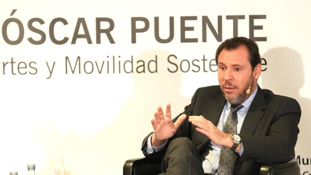 El ministro de Transportes y Movilidad Sostenible, Óscar Puente. Club de Prensa El Mundo - Conversaciones Políticas con Óscar Puente. -J.M. LOSTAU