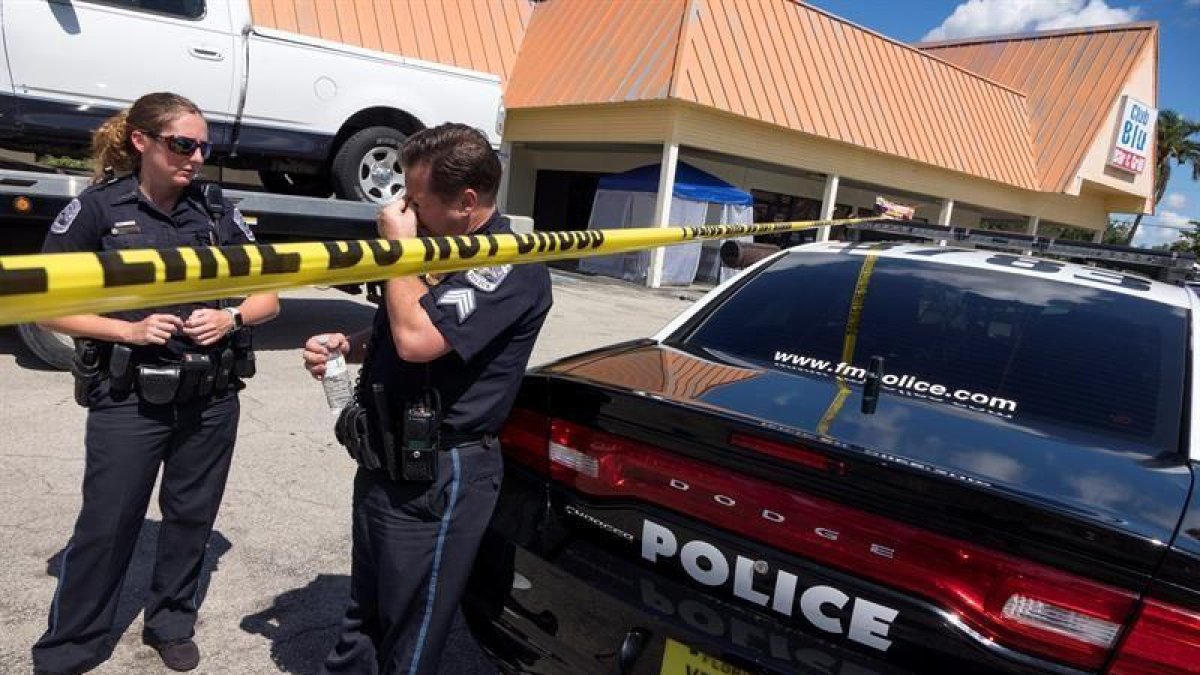 Agentes de policía permanecen frente a la discoteca Club Blu en Fort Myers, donde al menos dos personas resultaron muertas y otras 17 heridas tras un tiroteo durante una fiesta juvenil, en Florida, Estados Unidos.-CRISTOBAL HERRERA