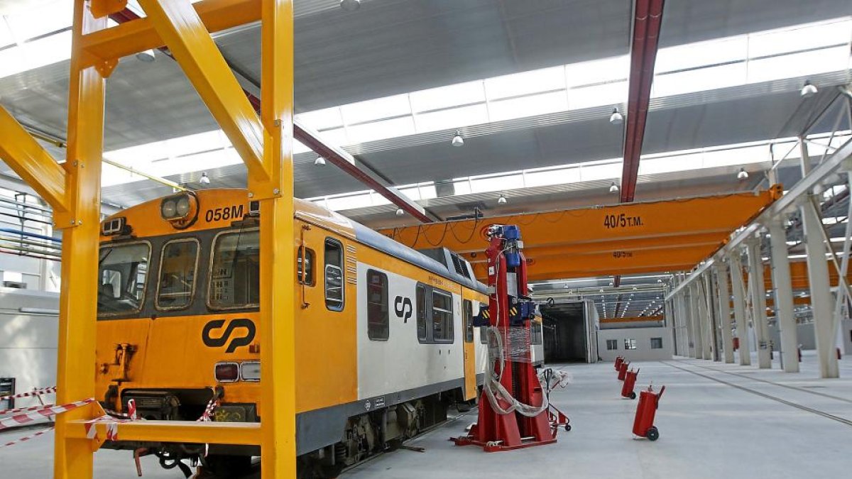 Un vagón de prueba en el interior de los talleres de Renfe de San Isidro.-J.M.LOSTAU