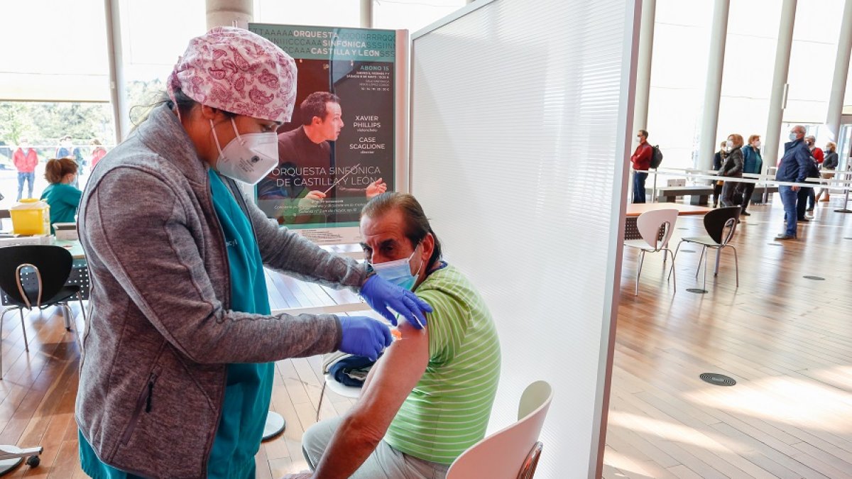 Vacunación contra el coronavirus en Valladolid.- J. M. LOSTAU