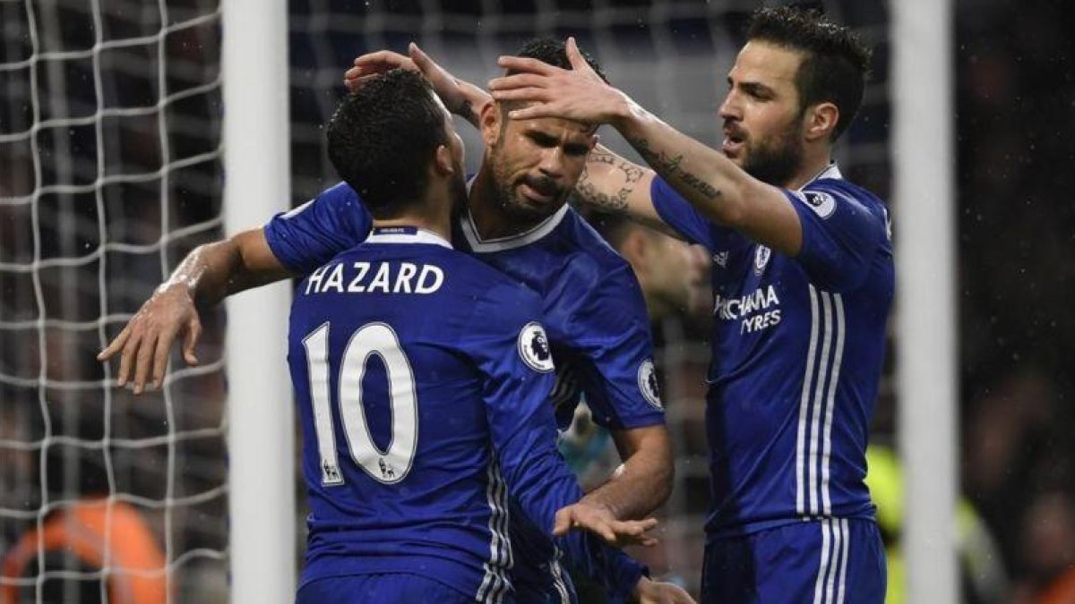 Hazard y Cesc congratulan a Diego Costa tras el tercer gol del Chelsea.-Tony O Brien