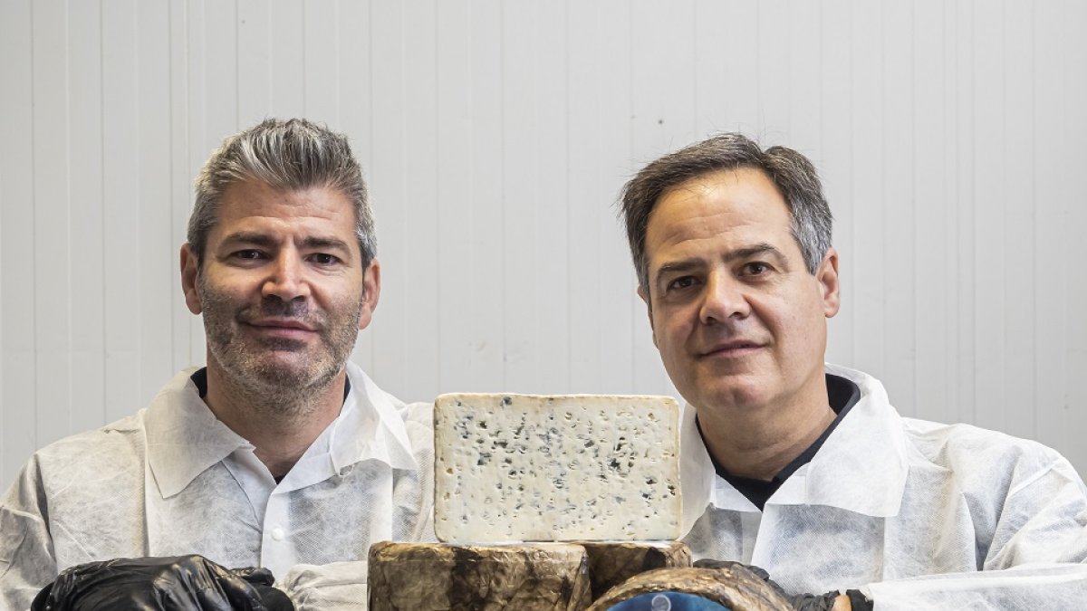 En la imagen, Ricardo (i) y Jesús Quevedo (d), representantes de la tercera generación de la quesería vallisoletana con 70 años de historia. / PABLO REQUEJO