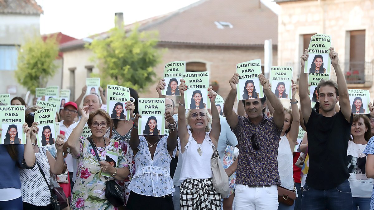 Decenas de personas participan en una concentración por la muerte de Esther López en Traspinedo. - ICAL