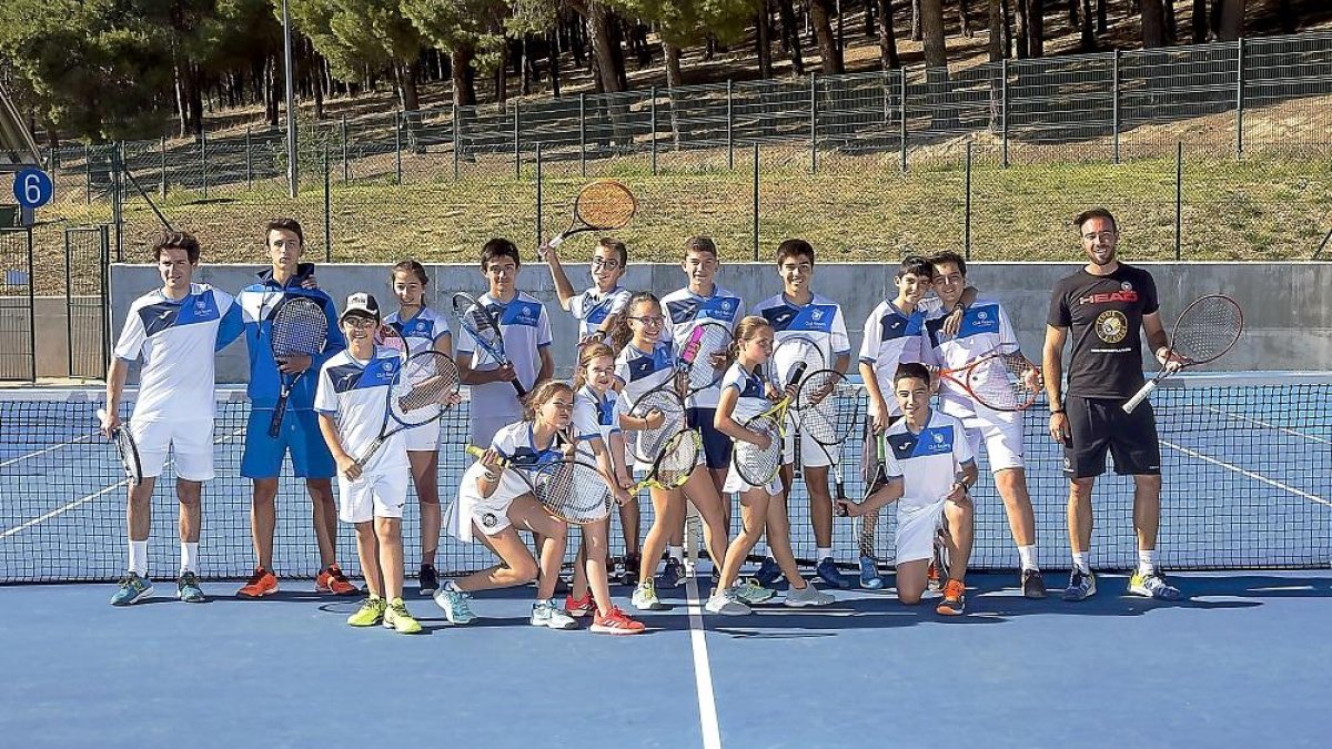 Jugadores y jugadoras de la Escuela Alberto Esguevillas, junto a los entrenadores, posan en la pista del Club Raqueta Valladolid.-PABLO REQUEJO