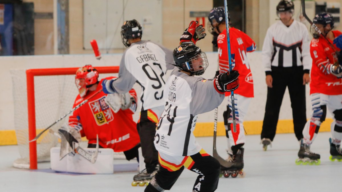 La selección sub16 de hockey línea celebra el único gol conseguido ante República Checa. / J. M. LOSTAU