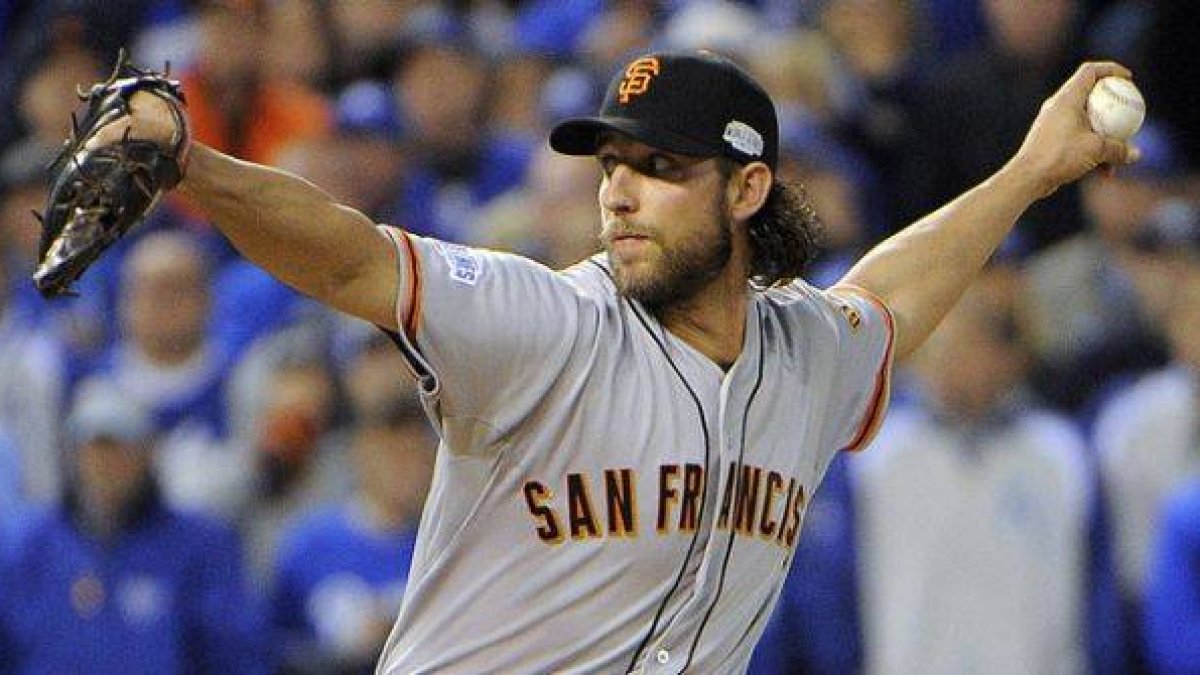 Madison Bumgarner se dispone a lanzar una bola, en el séptimo y definitivo partido de las Series Mundiales de béisbol, entre los Giants de San Francisco y los Royals de Kansas City.-Foto: EFE / JOHN G. MABANGLO