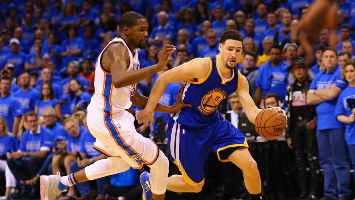 Thompson conduce el balón ante Durant en el sexto partido-Maddie Meyer / AFP