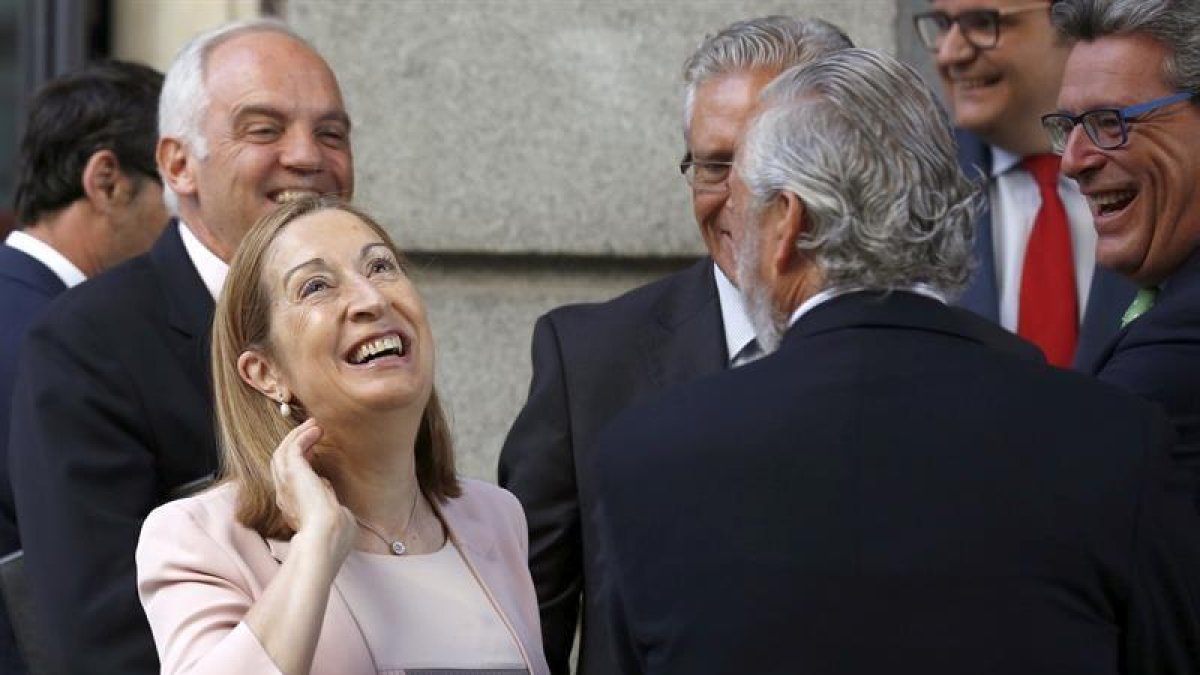 La ministra de Fomento en funciones, Ana Pastor, a su llegada esta mañana al Congreso de los Diputados donde hoy se constituyen las Cortes de la XII legislatura.-EFE / Sergio Barrenechea