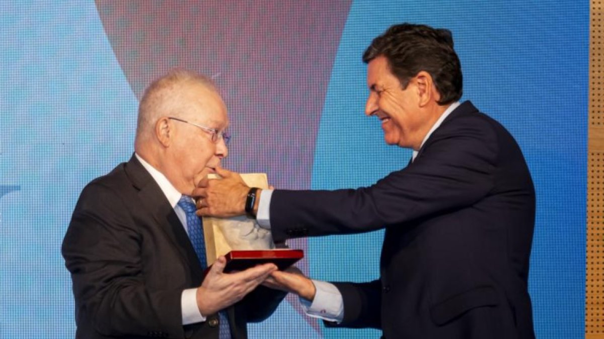 José Carlos Pastor recibe el premio de manos del consejero Carlos Fernández Carriedo.-PHOTOGENIC