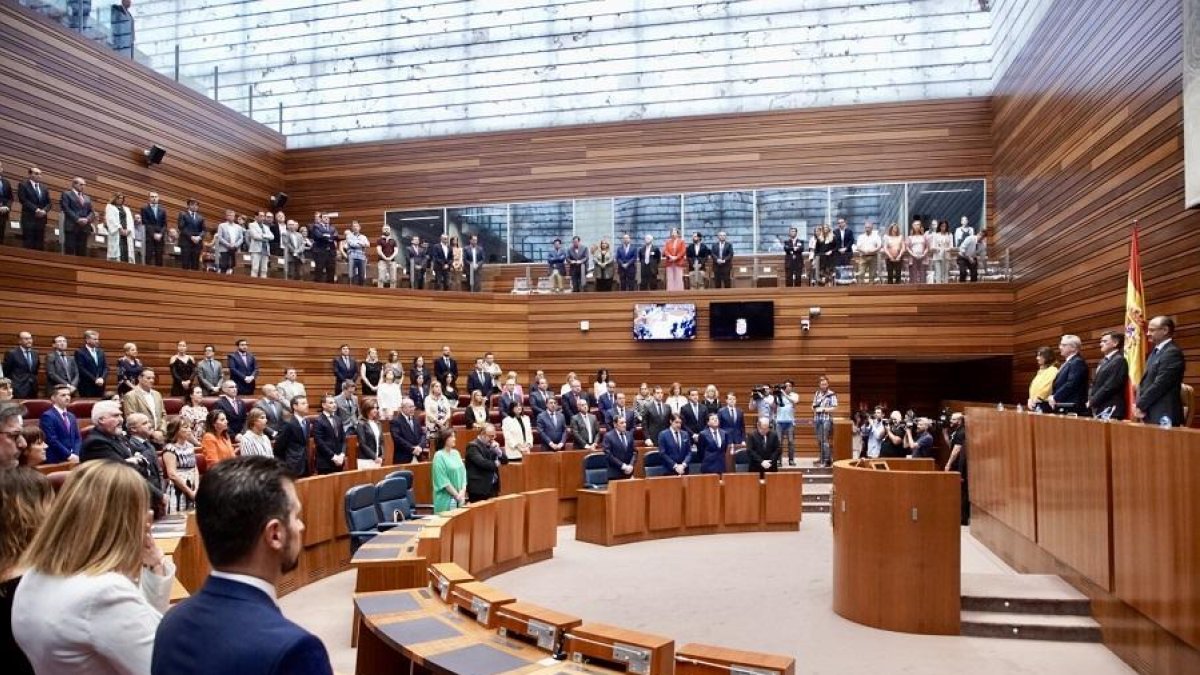 Minuto de silencio en el Debate de Investidura-ICAL