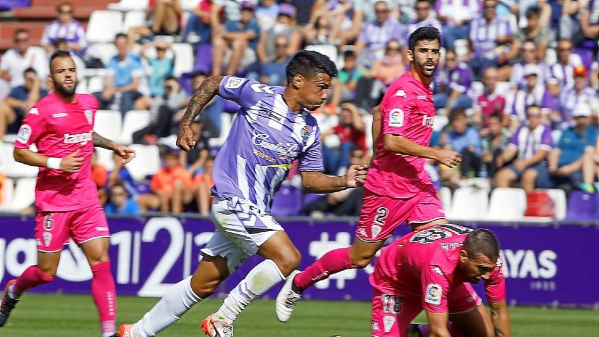 Iban Salvador sienta a Josema ante Edu Ramos (6) y Caro, para marcar el primer gol del partido.-J.M. LOSTAU