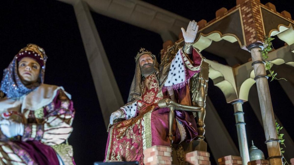 El Rey Gaspar saluda a los niños en una cabalgata de principios de este año, en una imagen de archivo.