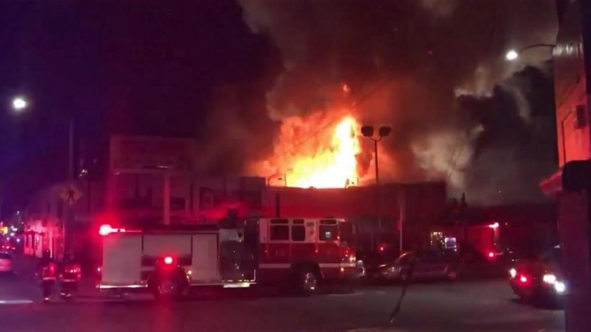 Imagen del incendio en Oakland.-EFE / OAKLANDFIRELIVE