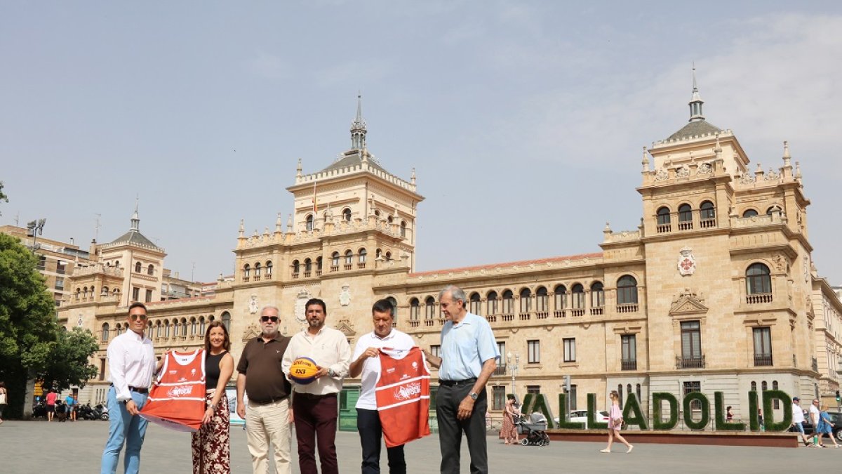 Presentación del 3x3 Street Basket Tour ayer en la Acera Recoletos. / EL MUNDO