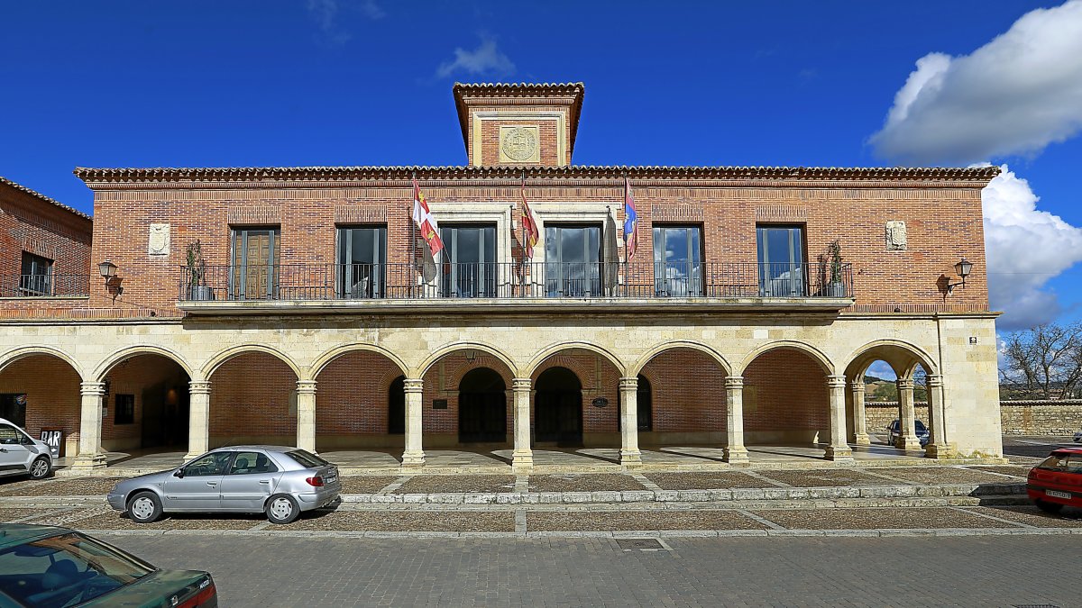 Ayuntamiento de Medina de Rioseco, uno de los municipios que se beneficiarán del proyecto de eficiencia energética en edificios municipales.- J.M. LOSTAU