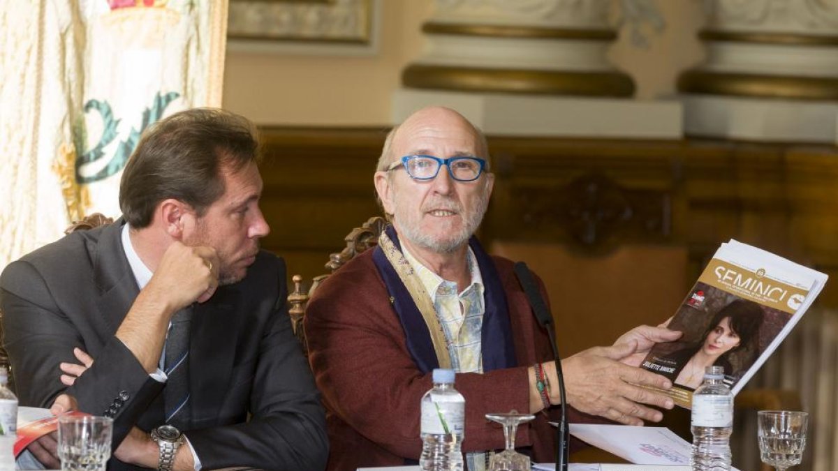Óscar Puente y Javier Angulo con la revista oficial de Seminci.-Pablo Requejo