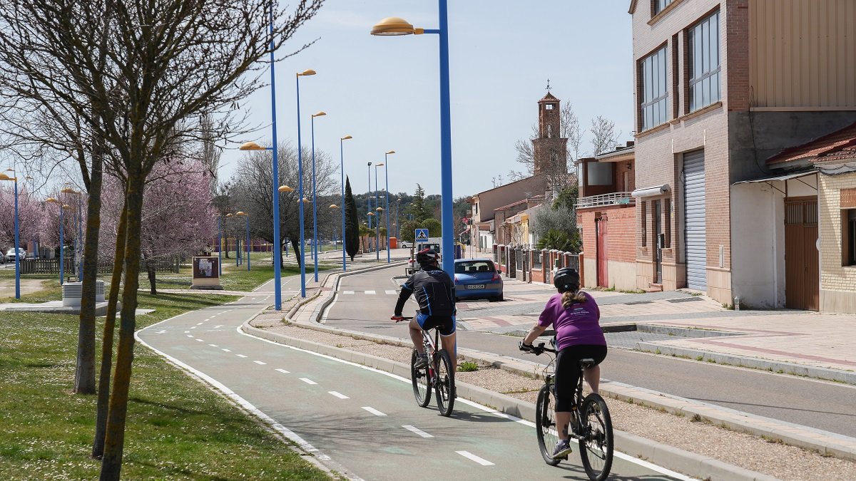Carril bici en la calle Real en el barrio Puente Duero.- J.M. LOSTAU