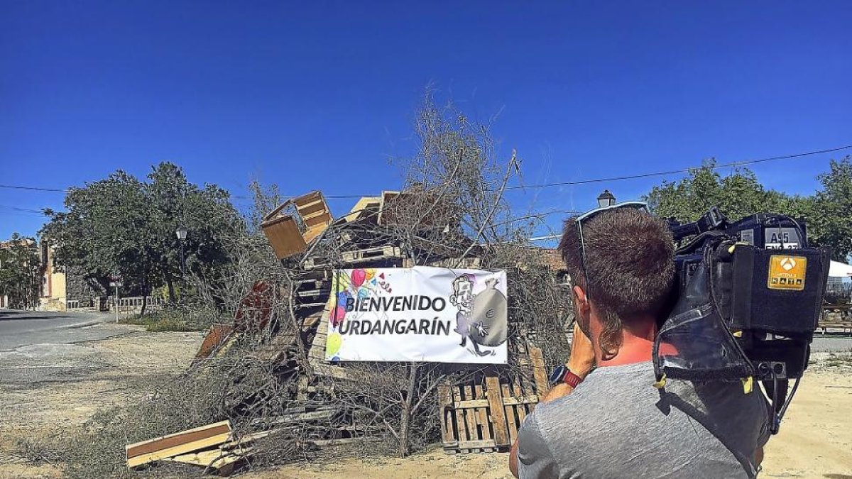 Un cámara graba imágenes de los alrededores de la prisión de Brieva de Ávila, donde los vecinos han dado la bienvenida a Urdangarin.-EL MUNDO