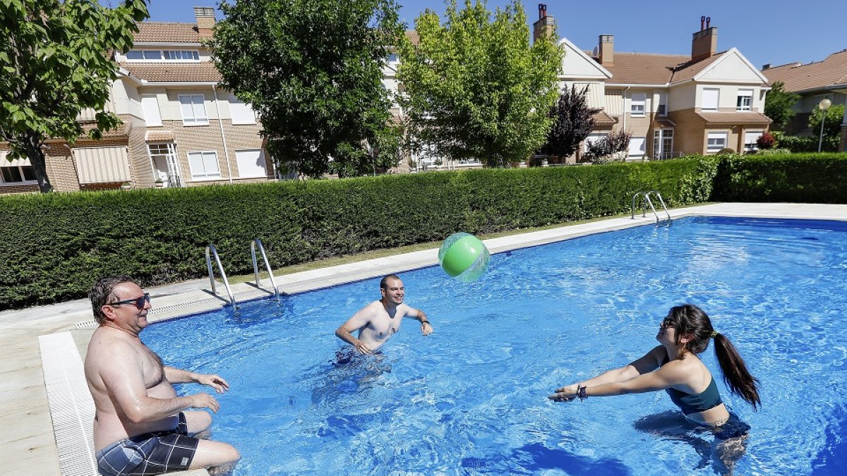 Varias personas juegan en una piscina de una urbanización de la capital. - J. M. LOSTAU