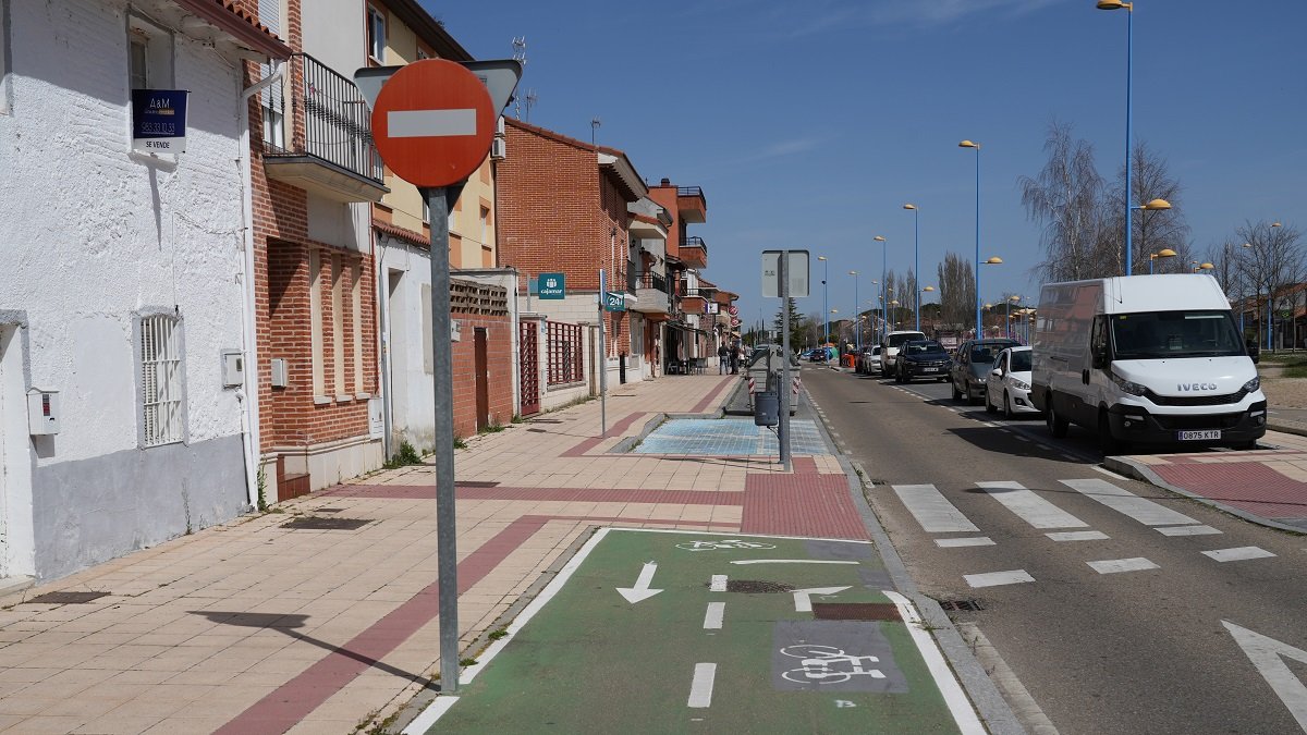 Carril bici en la calle Real en el barrio Puente Duero.- J.M. LOSTAU
