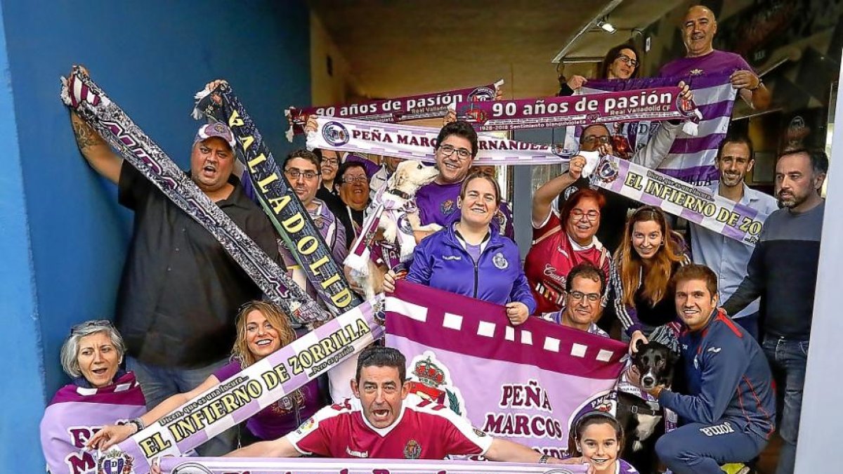 Aficionados del Real Valladolid que pertenecen a la Federación de Peñas, ayer, en una de sus sedes.-J.M. LOSTAU