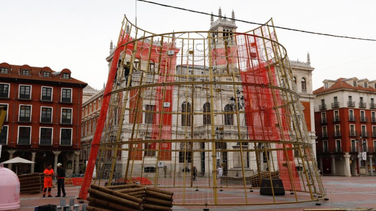 <p style="text-align: justify;">31 metros de altura de un árbol de Navidad adornarán la Plaza Mayor durante noviembre y Navidad para convertir el punto más icónico de la ciudad de Valladolid en el gran atractivo para sus vecinos y los turistas. Será el 24 de noviembre cuando la estructura encienda su iluminación y así convertir su entorno en una de los mejores puestas en escena navideñas del panorama nacional.</p>