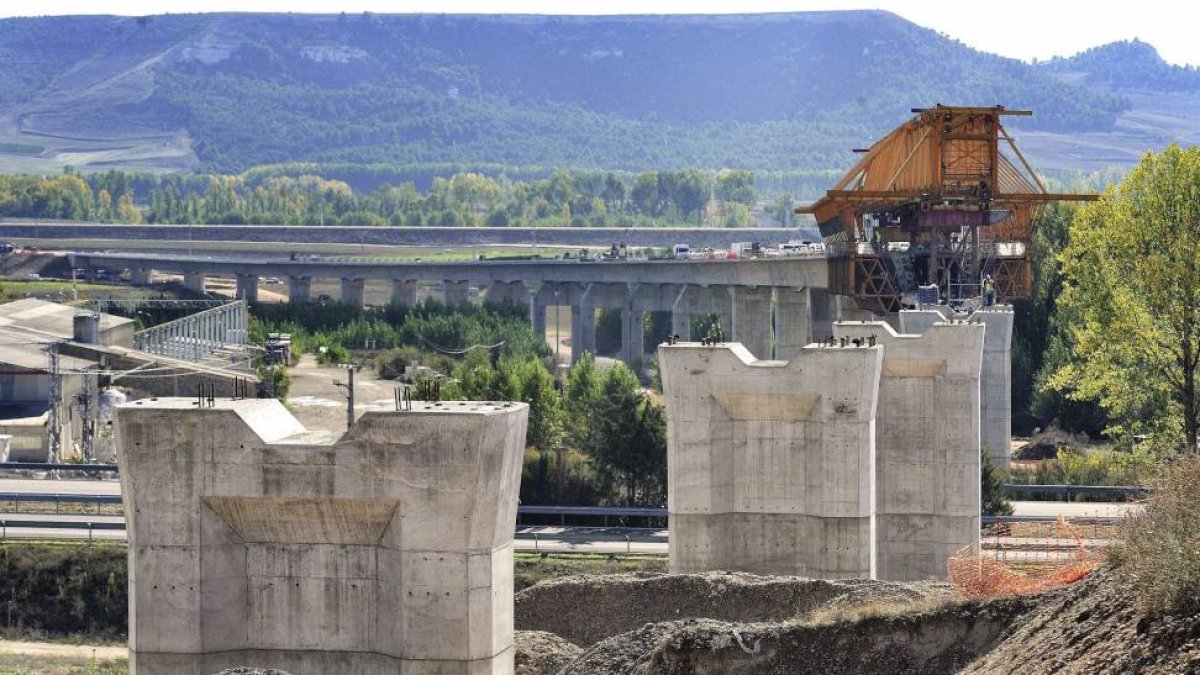 Obras de construcción del corredor noroeste del futuro AVE a su paso por Venta de Baños (Palencia)-Israel L. Murillo