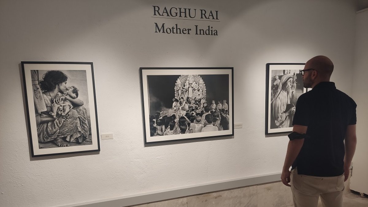 Un hombre contempla tres imágenes de Raghu Rai. | E. M.