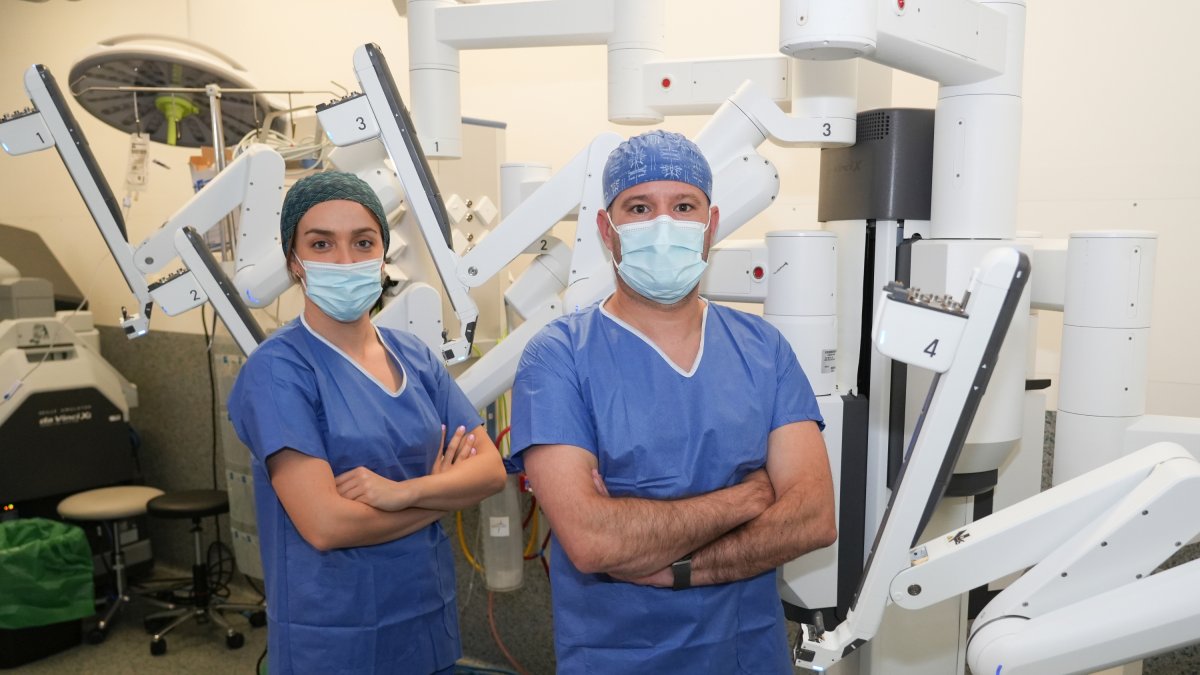 Marcos Cepeda, jefe de Urología del Hospital Universitario Río Hortega de Valladolid, posa con el robot Da Vinci. J. M. LOSTAU