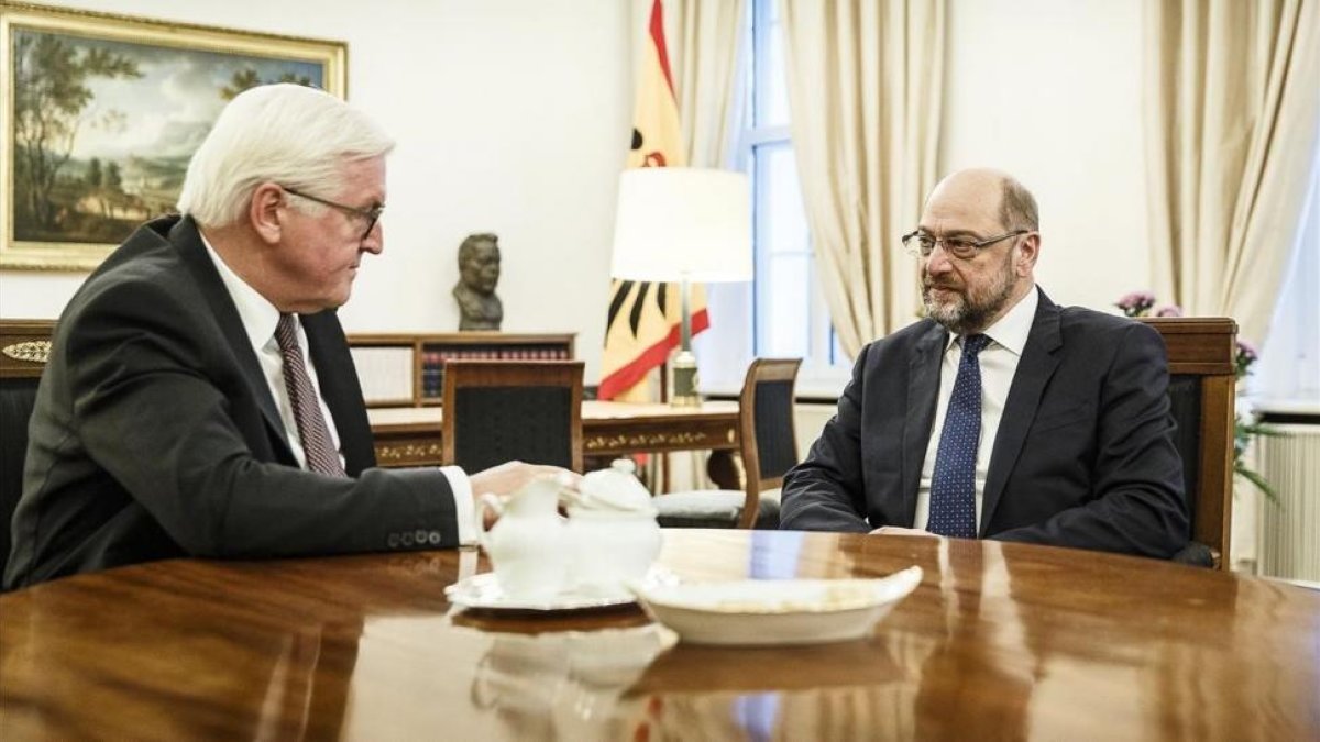 El  presidente de Alemania, Frank-Walter Steinmeier, y el líder del SPD, Martin Schulz, reunidos en el palacio Bellevue de Berlín.-/ EFE / JESCO DENZEL