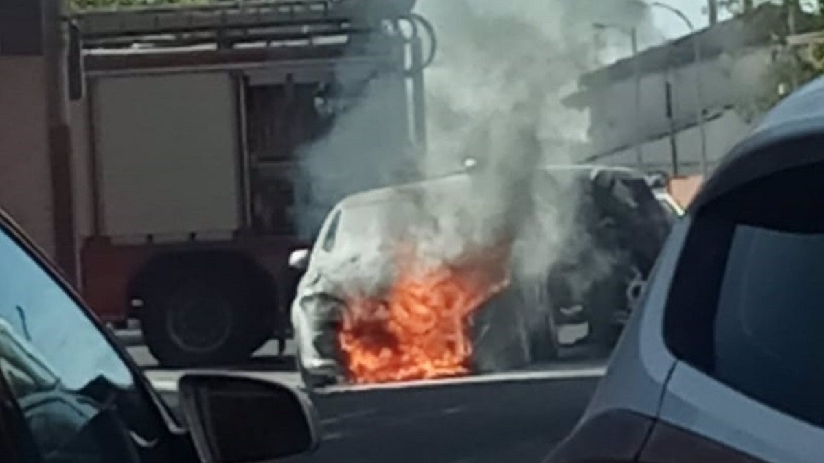 Imagen del coche incendiado este jueves en la localidad vallisoletana de Medina del Campo. -EP