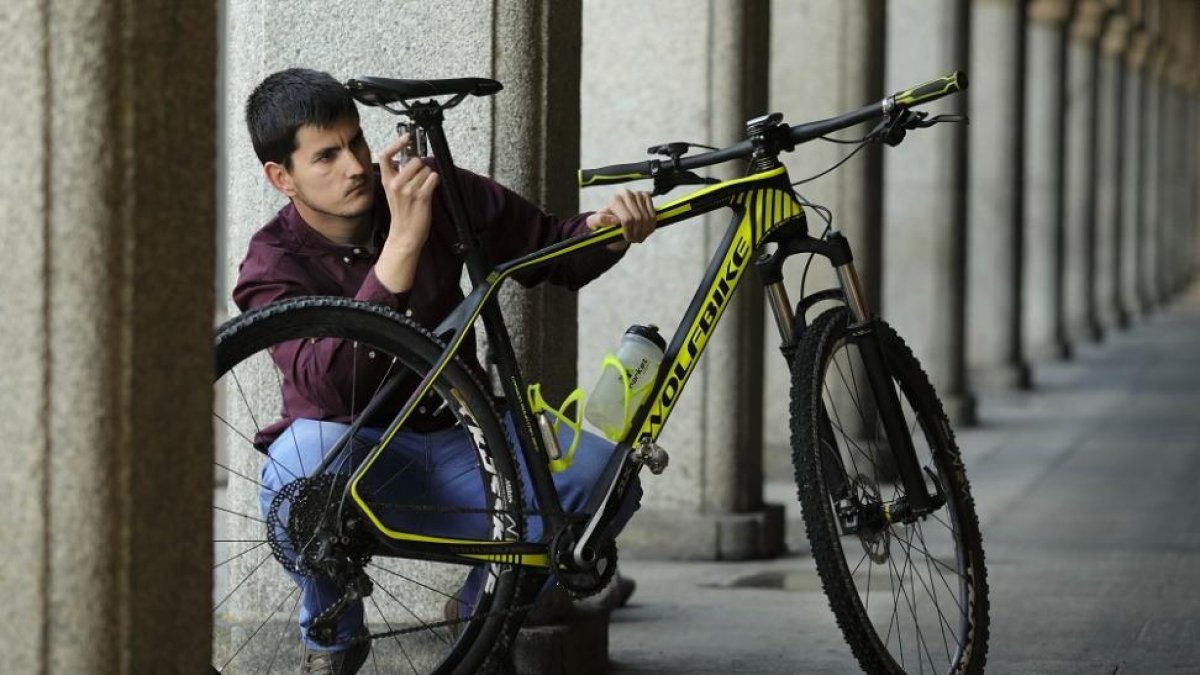 Sergio Iglesias muestra el sistema que ha desarrollado para identificar a vehículos que sobrepasen a los ciclistas sin respetar la distancia mínima de seguridad.-ENRIQUE CARRASCAL