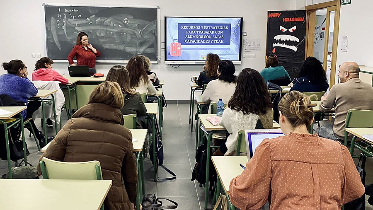 Alumnos atienden en una clase, imagen de archivo. E.M.