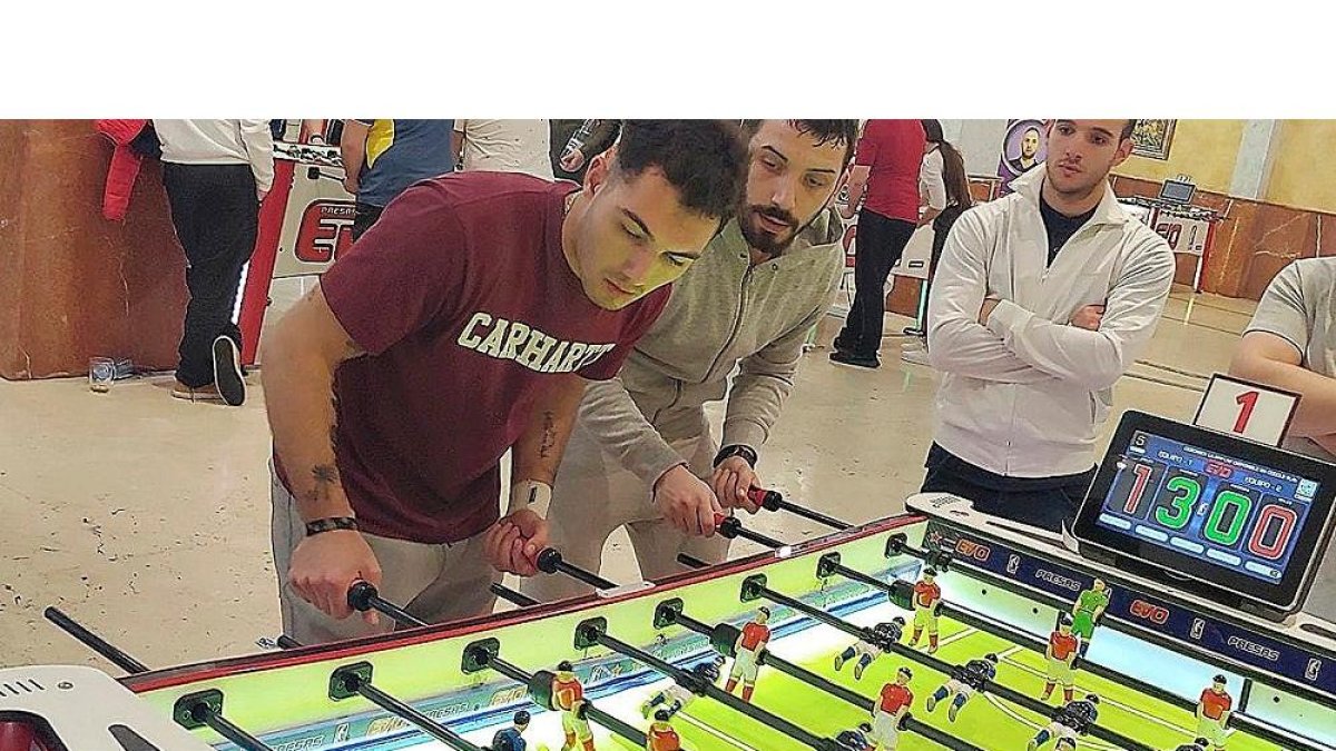 Dos participantes durante una de las partidas celebradas en el Hotel San Roque de Medina del Campo. REPORTAJE GRÁFICO: EL MUNDO