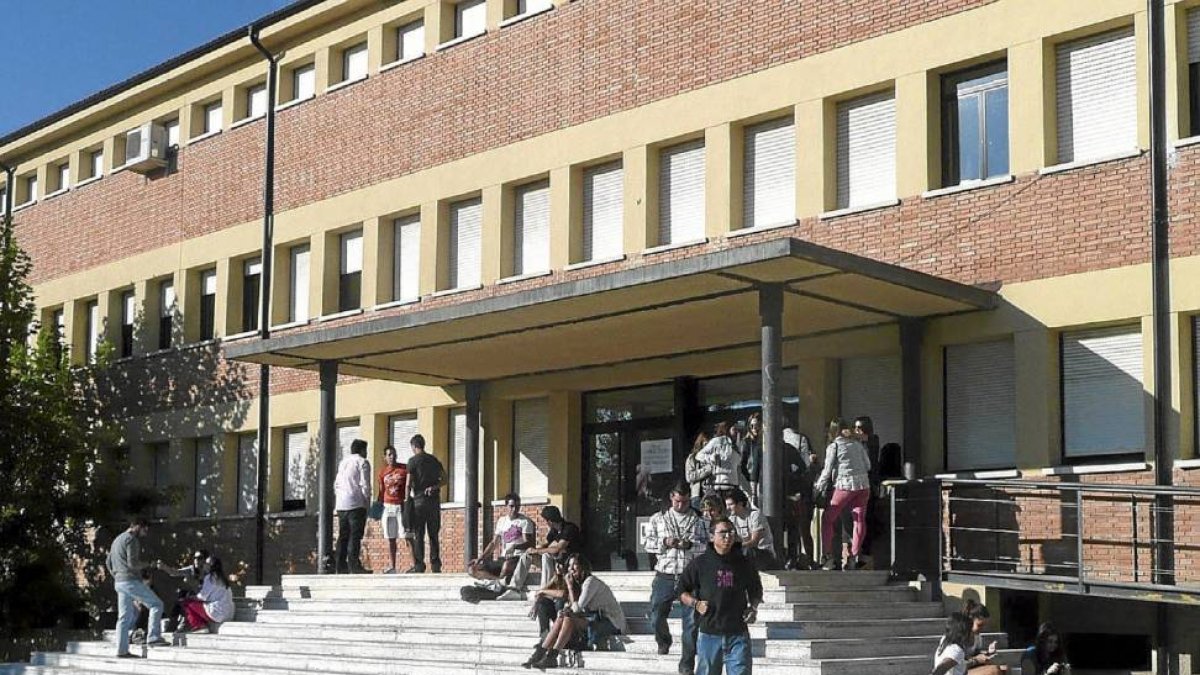 Alumnos a la entrada de una de las facultades de la Universidad Europea Miguel de Cervantes (UEMC)-El Mundo