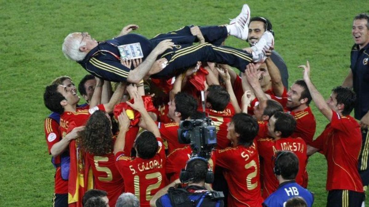 Los jugadores de la selección española mantean a Luis Aragonés tras conquistar el título de la Eurocopa del 2008 en Viena.-AP