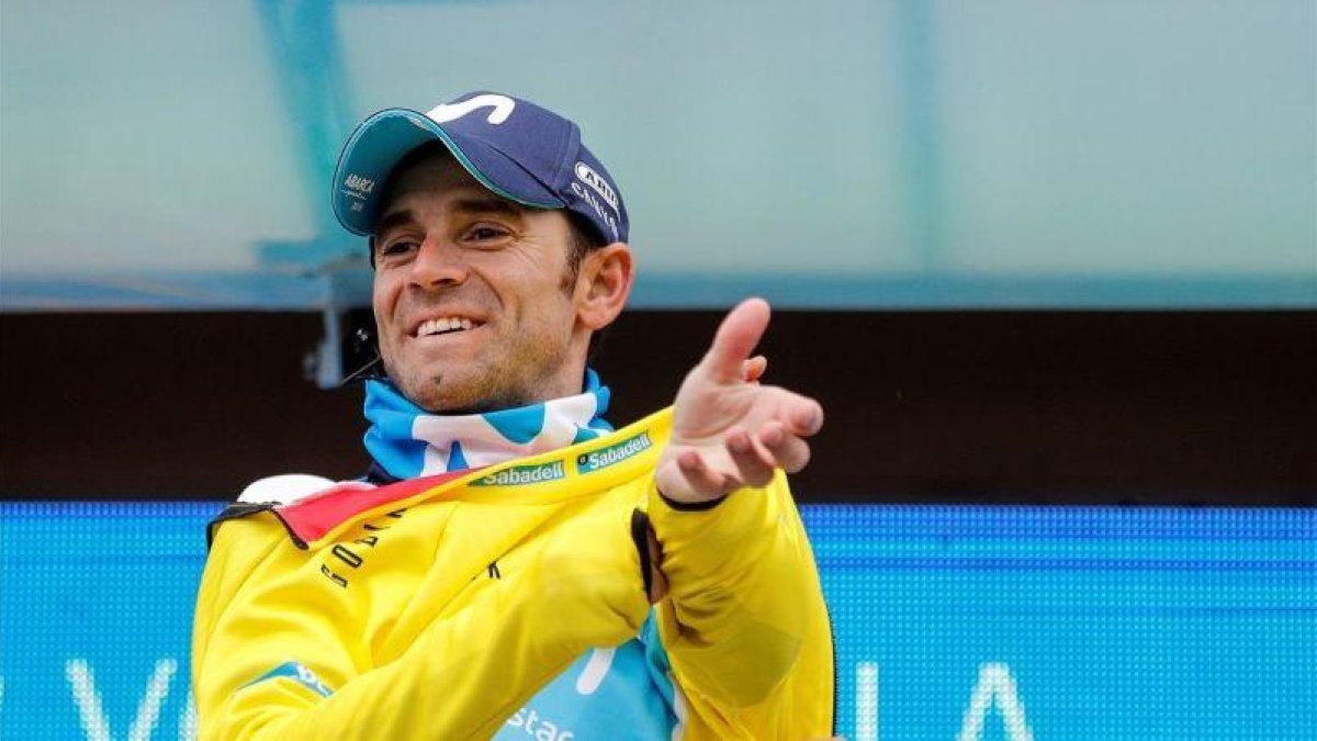 Alejandro Valverde se enfunda el maillot amarillo como vencedor de la Volta a la Comunitat Valenciana.-EFE / MANUEL BRUQUE