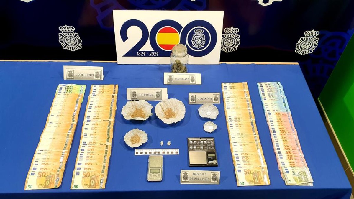 Material incautado por la Policía Nacional a dos personas detenidas en la desarticulación de dos puntos de venta de heroína en los barrios de la Circular y XXV Años de Paz. ICAL