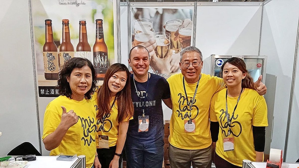 Ismael Gómez de Pablo, en el centro de la imagen, flanqueado por los integrantes de su equipo comercial de Taiwán donde están presentes sus botellines de cerveza artesana.  /L.P.