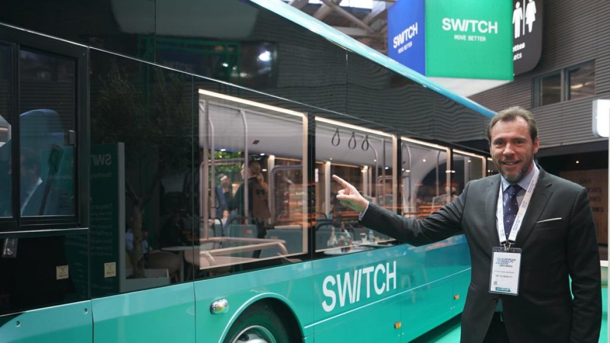 Óscar Puente señala el nuevo autobús eléctrico que Switch fabricará en Valladolid, el Switch e1. E. M.