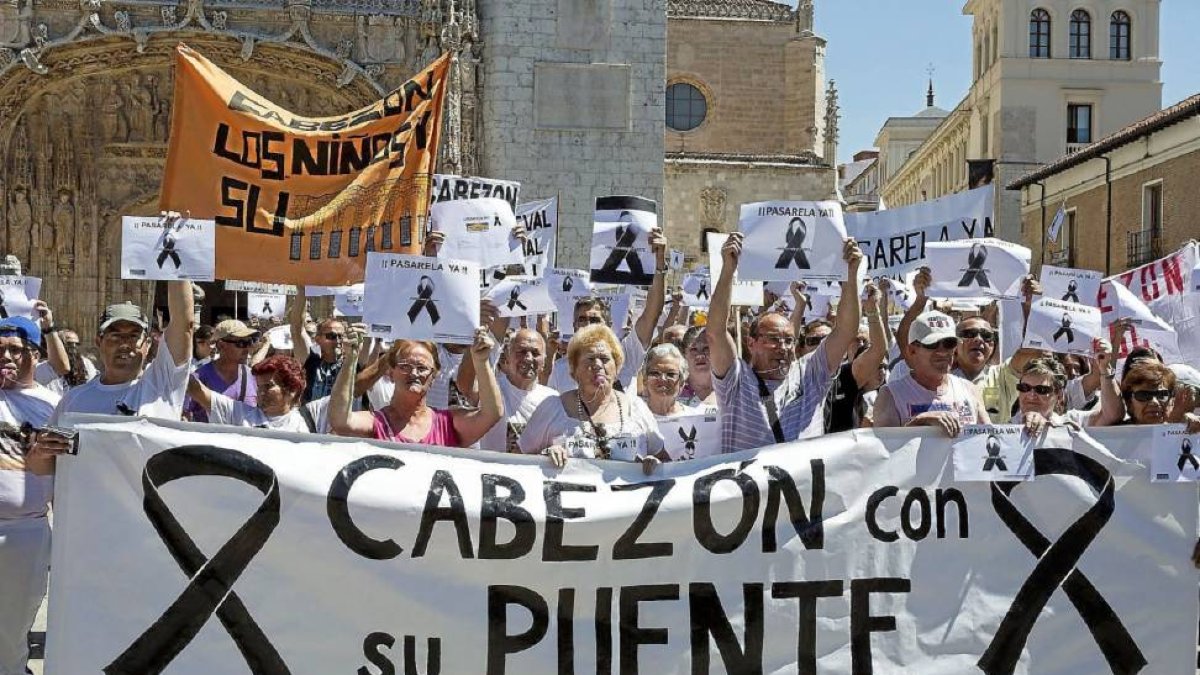 Una gran pancarta encabezó ayer en San Pablo la concentración de vecinos.-Miguel Ángel Santos