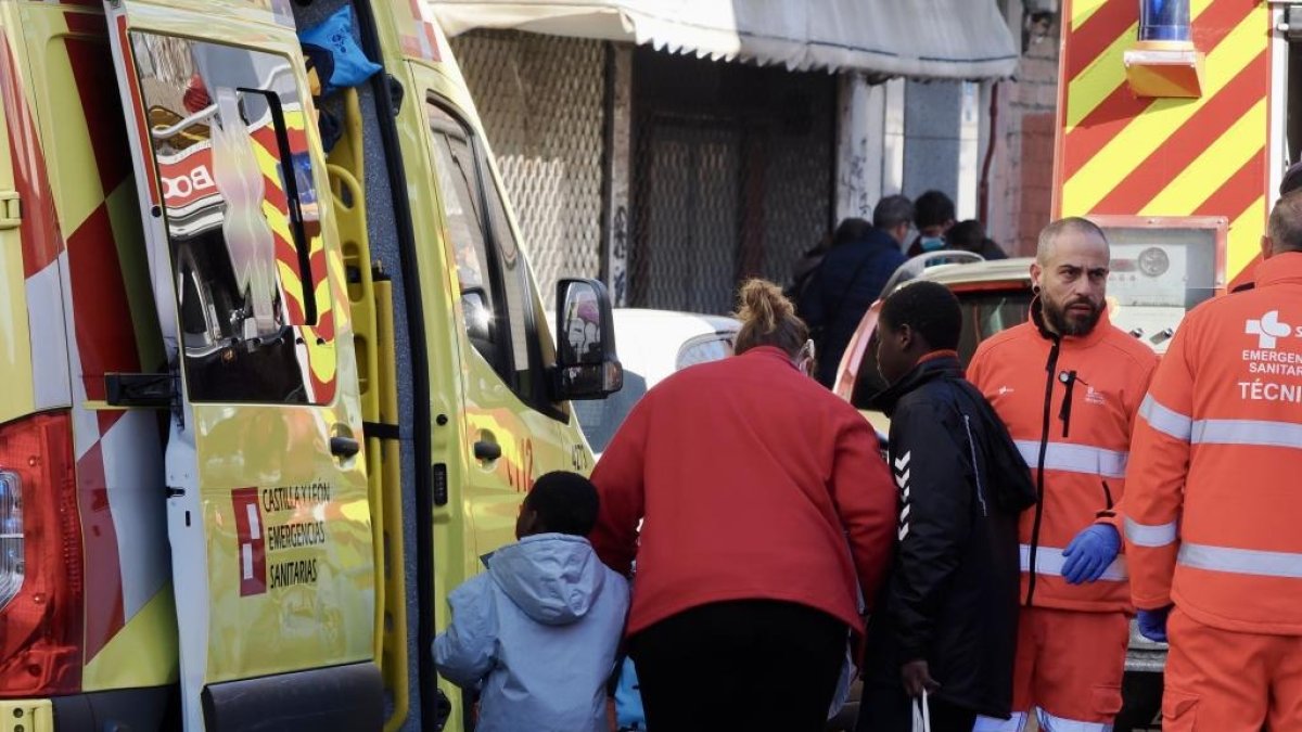 Imagen de algunos de los atendidos y trasladados al hospital tras el incendio de esta mañana en Pajarillos. -PHOTOGENIC.