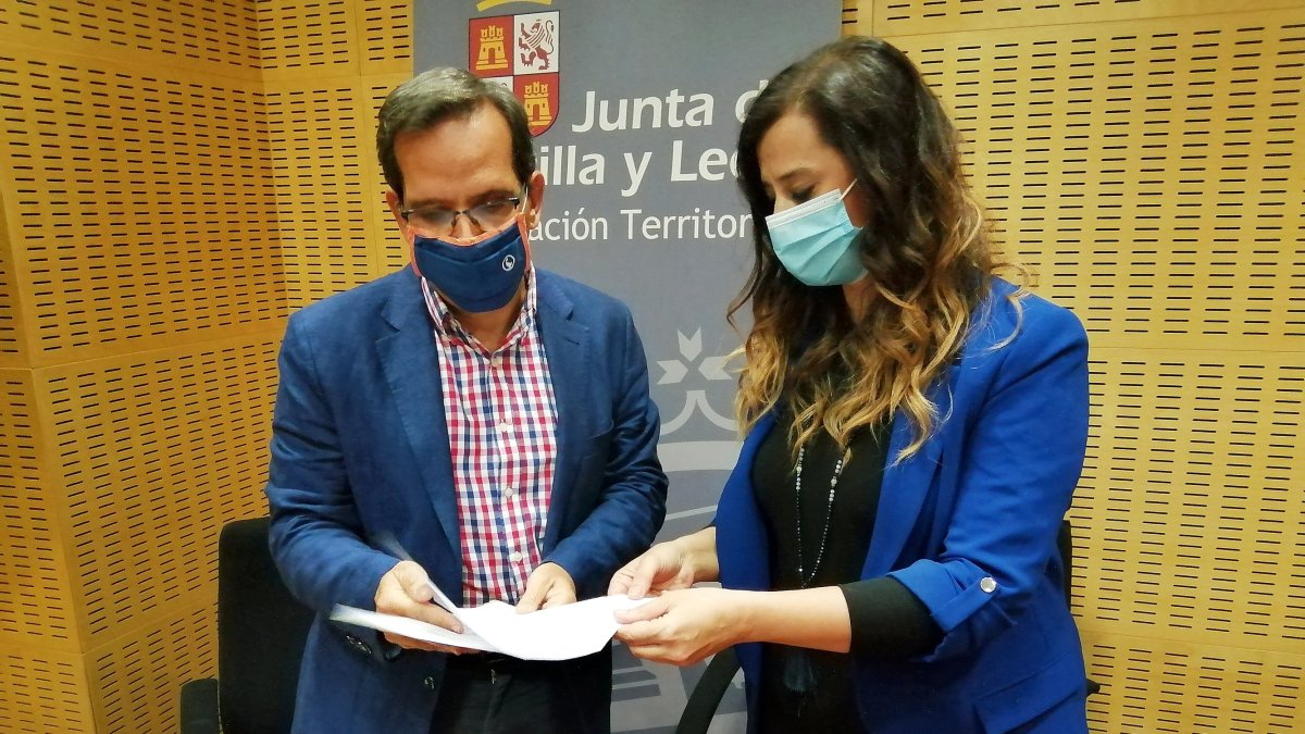 Augusto Cobos y María José Hernández, ayer, en la delegación territorial de Valladolid. E. M.